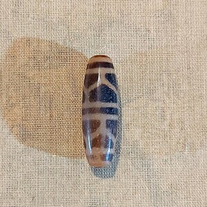 Perle dZi en agate ancienne tibétaine à motif spécial longévité (36 mm x 12 mm)