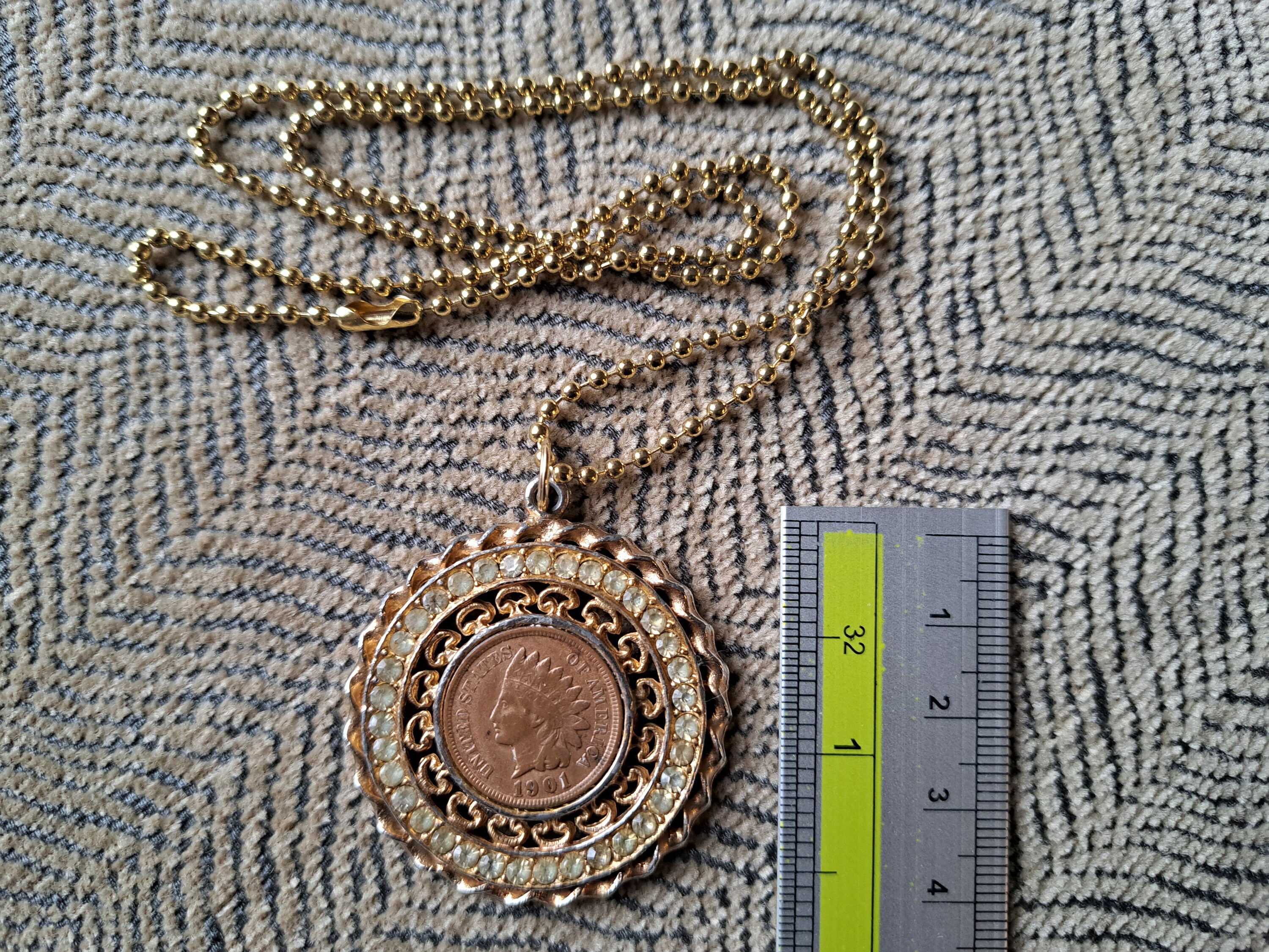 アクセサリー Glitter Indian Coin Pendant Vintage 1901 Indian Head Penny Goldtone Rhinestone Pendant