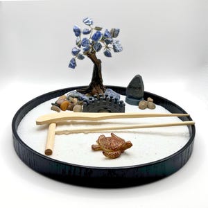 Desktop Zen Sand Garden Office Relaxation Kit Table Decorations Mini Zen Garden Set Meditation Kit Wood Tray with Sand Mini Sand Garden Desk