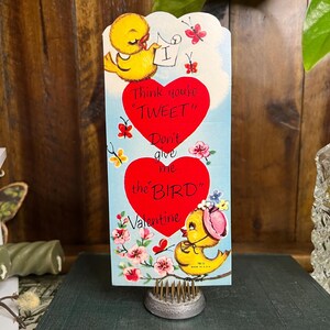 Carte pliante vintage des années 50-60 pour la Saint-Valentin - oiseaux anthropomorphes jaunes - « Don't Give Me the Bird » - Bon état vintage