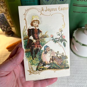 Cartolina di Pasqua antica usata in rilievo - Ragazza in abito con gnomo che schiude l'uovo di Pasqua - Germania