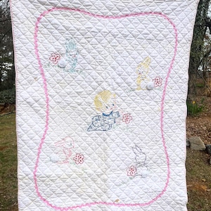 Vintage Handgemachte Krippen-Quilt mit gestickten blonden Baby und kitschigen Häschen - 40 &quot;x 30&quot;&quot; - Ideal für Oster Dekor oder zum Basteln