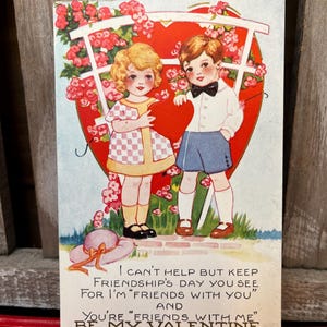 "Vintage 1920er Jahre, von denen die Künstlerin am Valentinstag eine Freundschaft Postkarte gemacht hat - "Junge und Mädchen halten ein Herz - ""BE MY VALENTINE"" - gebraucht - nicht abgestempelt."