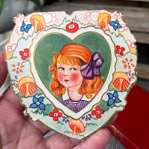Cartão antigo de Whitney Made, da década de 1920, em formato de coração, para o Dia dos Namorados, com uma garota ruiva - cogumelo e borda floral - usado