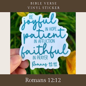 以下が含まれることがあります： Be joyful in hope, patient in affliction, faithful in prayer, Romans 12:12と書かれたティールブルーの文字が入った白いビニールステッカー。ステッカーはテキストの輪郭に沿ったダイカット形状で、筆記体とサンセリフフォントが組み合わされています。