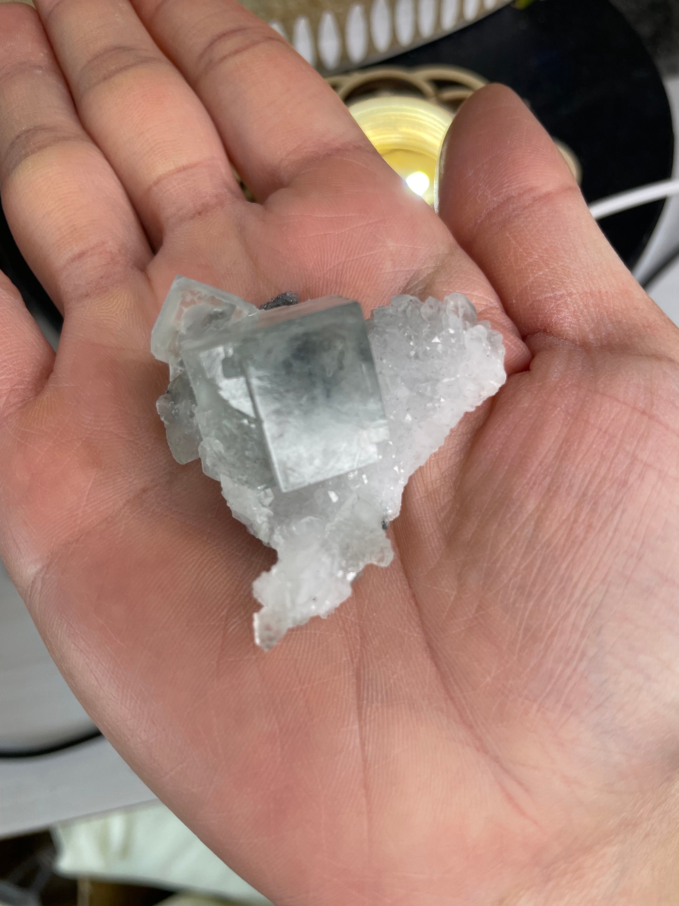 浙江産の石英マトリックス上のガラス質のライトグリーン蛍石キューブ