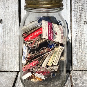 Vintage Ball Mason Jar Gefüllt mit Vintage Streichholzbriefchen