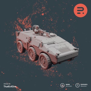 Op de afbeelding: Een grijs 3D-geprint model van een militair gepantserd voertuig met een bemanningslid in de toren. Het voertuig heeft vier wielen en een kanontoren bovenop. Het model is geprint in lichtgrijs en heeft een gladde afwerking.