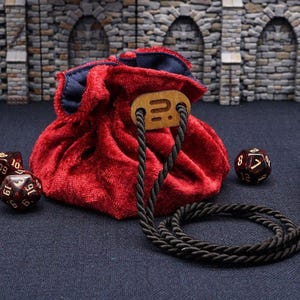 Petit sac à dés cousu main en velours froissé – Fireheart Red