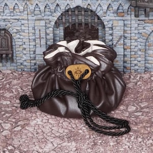 Petit sac à dés cousu main en cuir végétalien – marron