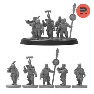 Könnte beinhalten: Ein Set aus acht grauen Plastik-Miniaturfiguren von Soldaten, einige halten Waffen und andere Fahnen. Die Figuren stehen auf einem schwarzen Sockel.
