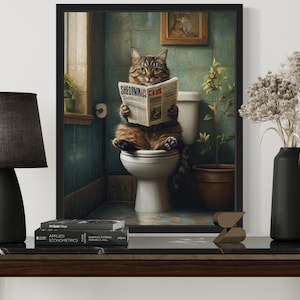 Pu&ograve; includere: Un gatto tabby marrone &egrave; seduto su un water bianco in un bagno, leggendo un giornale intitolato "Shedding News". Il gatto indossa un collare bianco e ha una parete di piastrelle verdi dietro di lui.