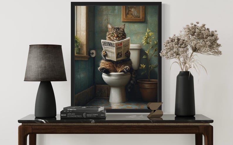 Pu&ograve; includere: Un gatto tabby marrone &egrave; seduto su un water bianco in un bagno, leggendo un giornale intitolato "Shedding News". Il gatto indossa un collare bianco e ha una parete di piastrelle verdi dietro di lui.
