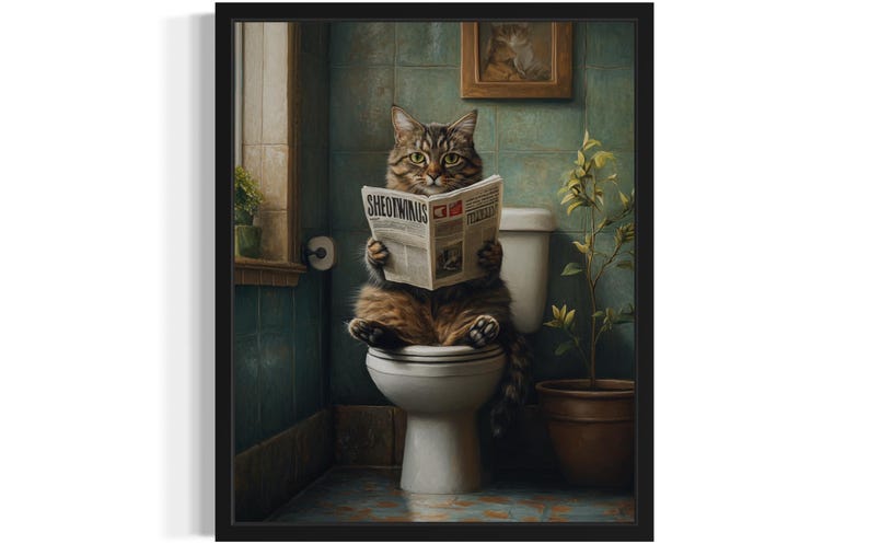 Pu&ograve; includere: Un gatto tigrato &egrave; seduto su un water bianco in un bagno, leggendo un giornale intitolato "Shedding News". Il bagno ha pareti piastrellate di verde, una piccola pianta in un vaso marrone e un quadro incorniciato sul muro.