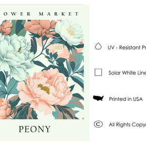 Może przedstawiać: Druk kwiatowy przedstawiający r&oacute;żowe i zielone piwonie na białym tle. Druk jest oznaczony jako "FLOWER MARKET PEONY" i zawiera informacje o druku, takie jak atrament odporny na promieniowanie UV, papier lniany w kolorze białym i druk w USA.