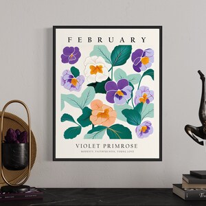 Puede incluir: Una impresi&oacute;n bot&aacute;nica con un fondo blanco y flores moradas y naranjas. El texto "FEBRERO" y "PRIMULA VIOLETA" est&aacute; impreso en la parte superior e inferior de la impresi&oacute;n. El texto "MODESTIA, FIDELIDAD, AMOR JOVEN" est&aacute; impreso debajo del nombre de la flor.
