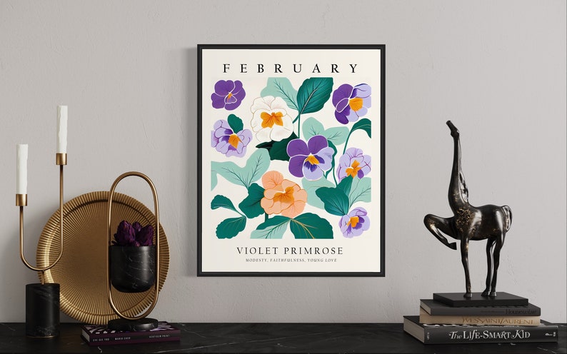 Puede incluir: Una impresi&oacute;n bot&aacute;nica con un fondo blanco y flores moradas y naranjas. El texto "FEBRERO" y "PRIMULA VIOLETA" est&aacute; impreso en la parte superior e inferior de la impresi&oacute;n. El texto "MODESTIA, FIDELIDAD, AMOR JOVEN" est&aacute; impreso debajo del nombre de la flor.