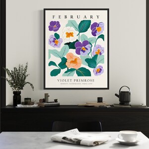 Puede incluir: Una impresi&oacute;n de ilustraci&oacute;n bot&aacute;nica con un fondo blanco con flores moradas, naranjas y blancas con hojas verdes. El texto "FEBRERO" y "PRIMULA VIOLETA" est&aacute; impreso en negro en la parte superior e inferior de la impresi&oacute;n.