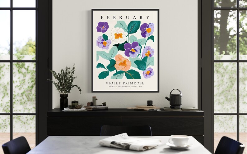 Puede incluir: Una impresi&oacute;n de ilustraci&oacute;n bot&aacute;nica con un fondo blanco con flores moradas, naranjas y blancas con hojas verdes. El texto "FEBRERO" y "PRIMULA VIOLETA" est&aacute; impreso en negro en la parte superior e inferior de la impresi&oacute;n.