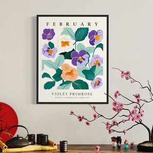 Puede incluir: Una impresi&oacute;n de arte de pared imprimible con un dise&ntilde;o floral de pr&iacute;mulas violetas. La impresi&oacute;n tiene la palabra "FEBRERO" en la parte superior y "PRIMULA VIOLETA" en la parte inferior. El texto debajo del dise&ntilde;o floral dice "MODESTIA, FIDELIDAD, AMOR JOVEN".
