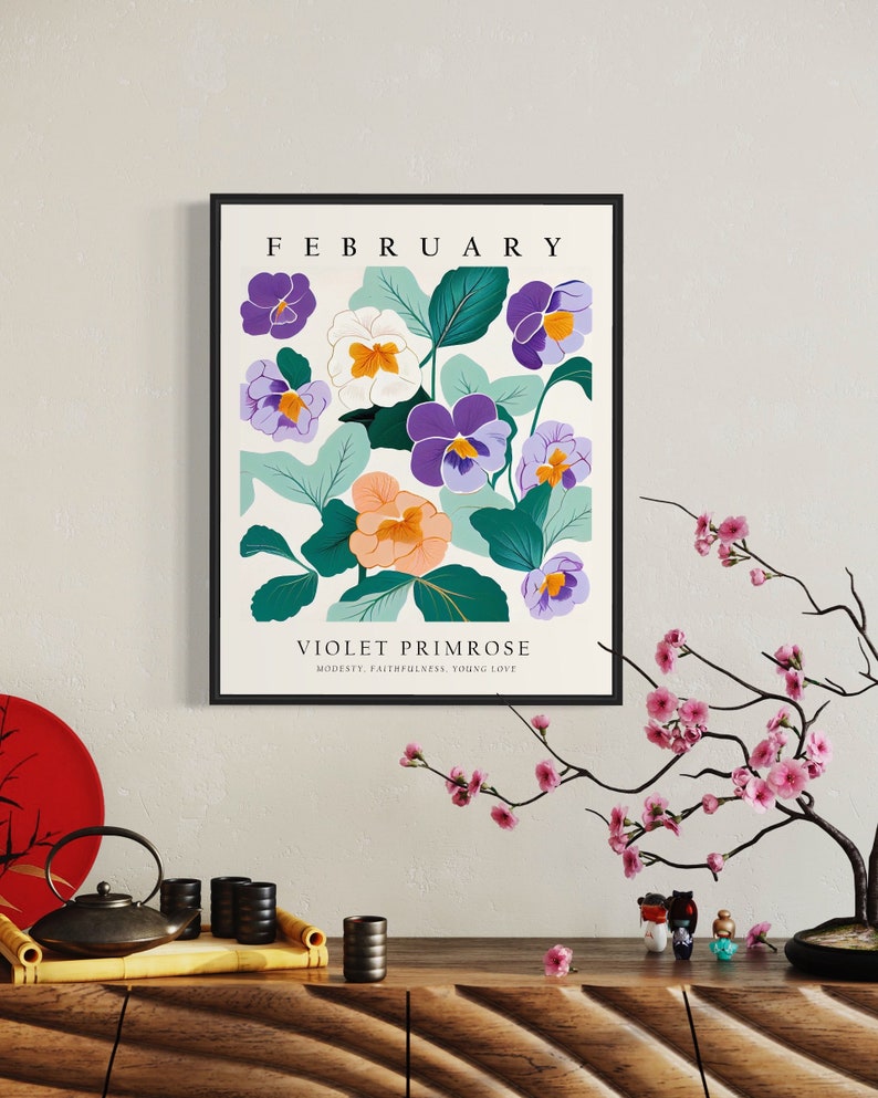 Puede incluir: Una impresi&oacute;n de arte de pared imprimible con un dise&ntilde;o floral de pr&iacute;mulas violetas. La impresi&oacute;n tiene la palabra "FEBRERO" en la parte superior y "PRIMULA VIOLETA" en la parte inferior. El texto debajo del dise&ntilde;o floral dice "MODESTIA, FIDELIDAD, AMOR JOVEN".