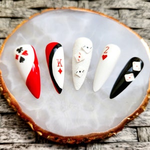 Uñas postizas, uñas de casino, naipes, ruleta, verano
