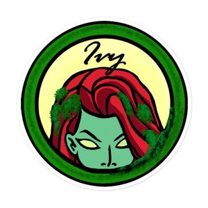 Può includere: Una donna con la pelle verde e capelli rossi con viti che le crescono dai capelli. Il viso della donna è visibile e ha grandi occhi verdi. L'immagine è in un cerchio con un bordo verde e la parola "Ivy" scritta in corsivo in alto.