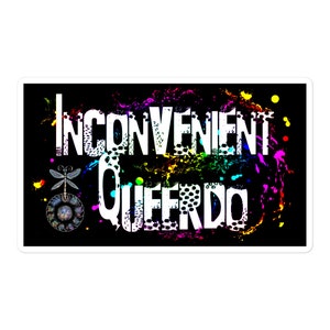 Può includere: Uno sfondo nero con schizzi di vernice colorata e il testo "INCONVENIENT QUEERDO" in bianco. Una libellula con un corpo blu e argento si trova nell'angolo in basso a sinistra.