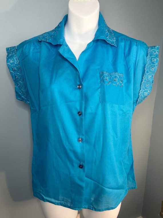 1970s 1980s Vintage Blue Embroidered Button Down T