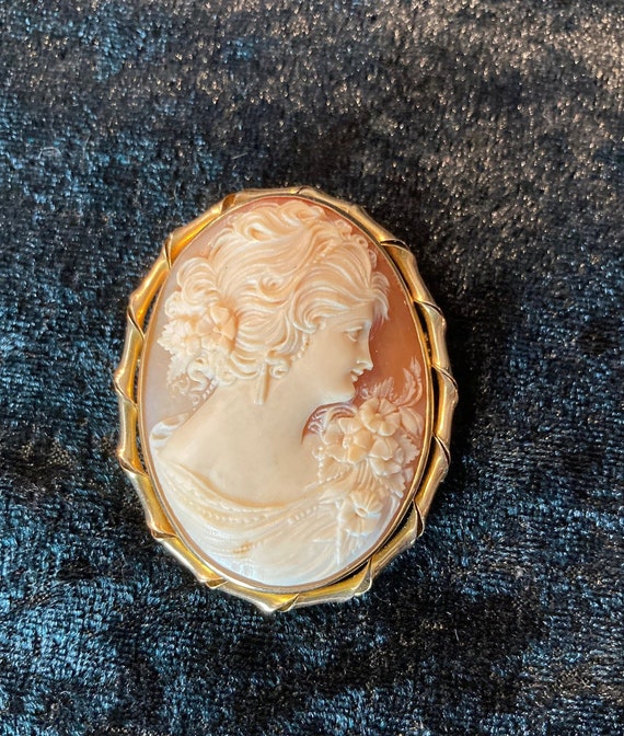 Large oval salmon and ivory vintage cameo brooch m