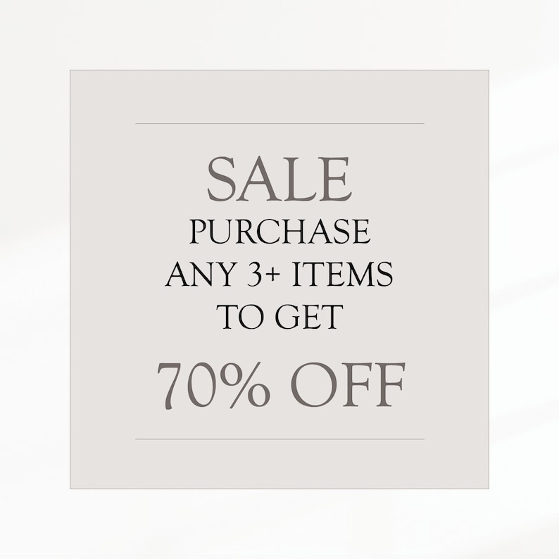 K&ouml;nnte beinhalten: Ein wei&szlig;es Quadrat mit grauem Hintergrund und schwarzem Text, der "SALE PURCHASE ANY 3+ ITEMS TO GET 70% OFF" lautet.