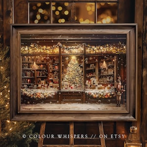 Op de afbeelding: Een ingelijste prent van een kerstscène. De afbeelding toont een warm verlichte etalage vol boeken, kaarten en een versierde kerstboom. Het raam is versierd met feestelijke lichtjes en sneeuw. Een houten notenkraker staat rechts.