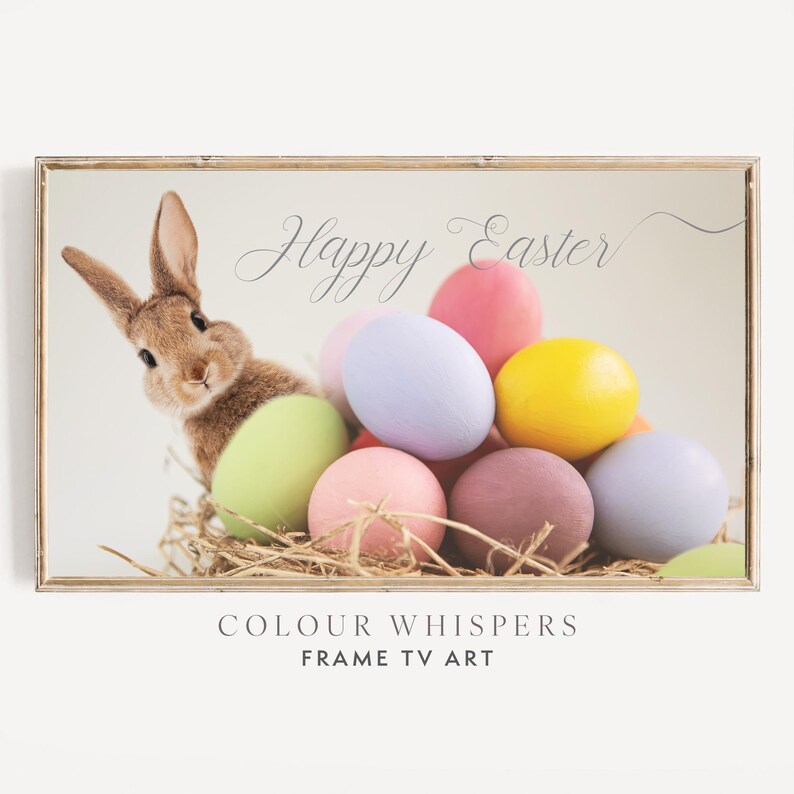 Puede incluir: Un conejo marr&oacute;n asoma la cabeza detr&aacute;s de una pila de huevos de Pascua coloridos. Los huevos est&aacute;n en un nido de paja. El texto "Happy Easter" est&aacute; escrito en cursiva sobre los huevos.