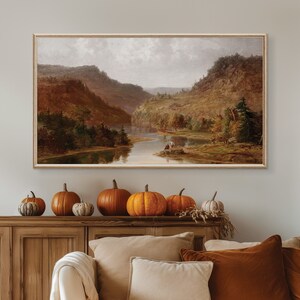 K&ouml;nnte beinhalten: Ein gerahmtes Gem&auml;lde einer Landschaft mit einem Fluss, der sich durch ein Tal schl&auml;ngelt. Das Gem&auml;lde ist im rustikalen Stil gehalten, mit ged&auml;mpften Farben und zeigt eine Szene der Natur.