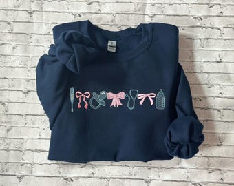 快適な色、NICU、ベビーナース刺繍入りリボンスウェットシャツ