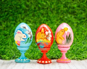 Hand-Painted Wooden Easter Eggs: Bunny Ornaments with Stand