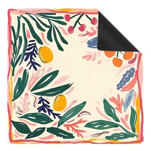 Op de afbeelding: Een vierkante sjaal met een cr&egrave;mekleurige achtergrond en een geschilderd botanisch patroon van donkergroene bladeren, gele citrusvruchten, rode kersen en oranje bessen, afgewerkt met een dunne roze rand en een zwarte achterkant in de hoek.