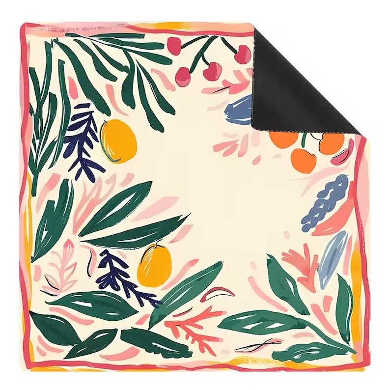 Op de afbeelding: Een vierkante sjaal met een cr&egrave;mekleurige achtergrond en een geschilderd botanisch patroon van donkergroene bladeren, gele citrusvruchten, rode kersen en oranje bessen, afgewerkt met een dunne roze rand en een zwarte achterkant in de hoek.