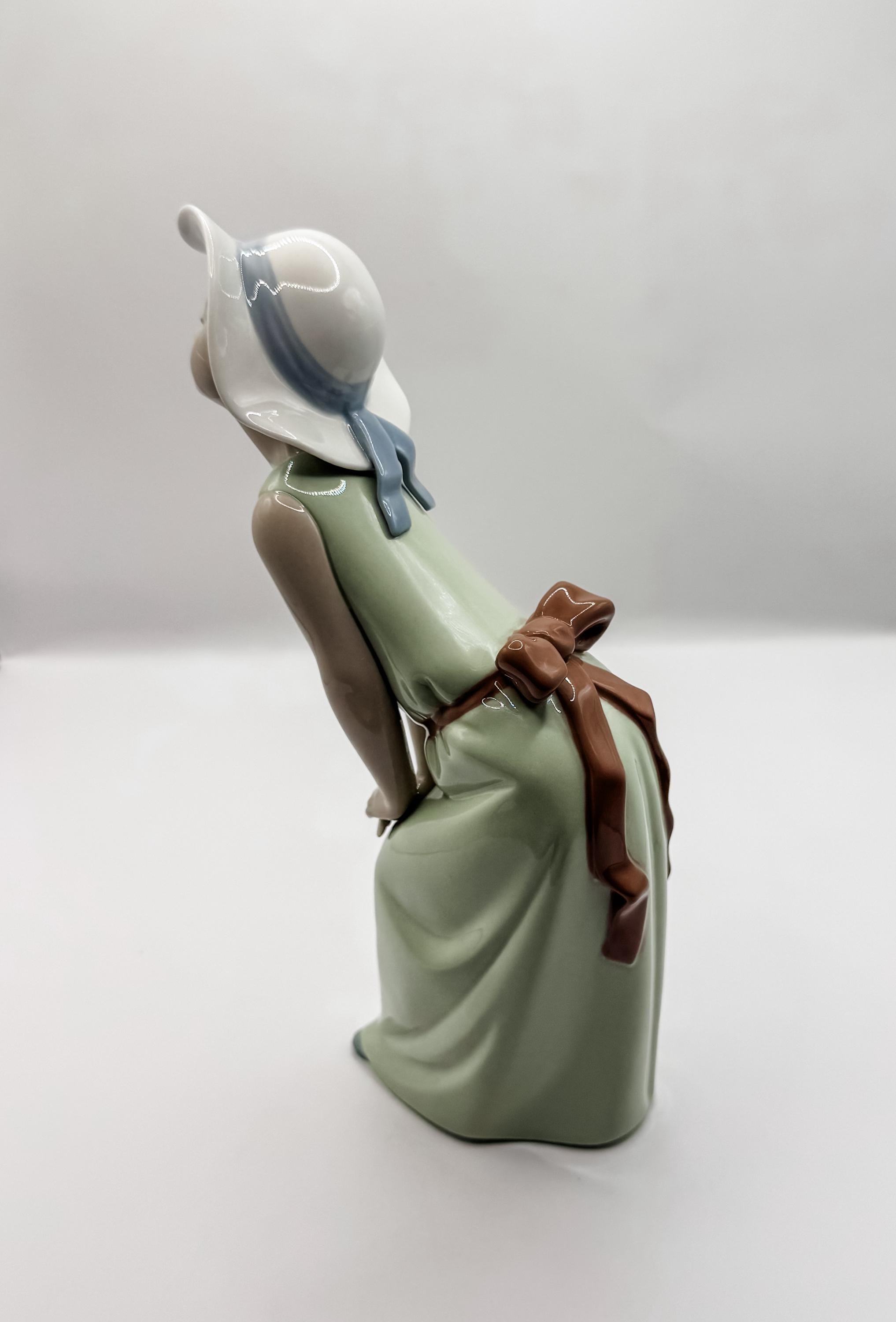 Lladro Girl Figurine 