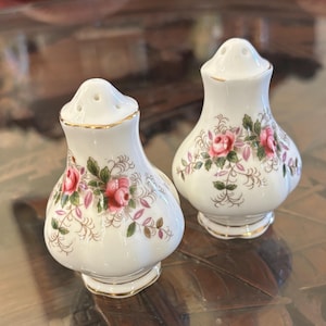 Royal Albert Lavender Rose Salt & Pepper Shakers – Vintage Bone China England – Floral Gold Trim