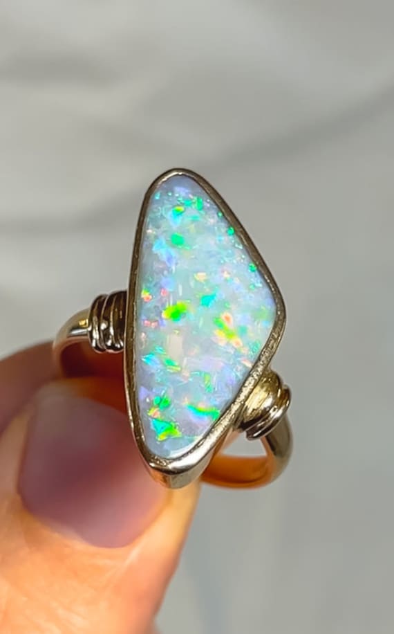 18ct Yellow Gold Solid Opal Ring - image 8