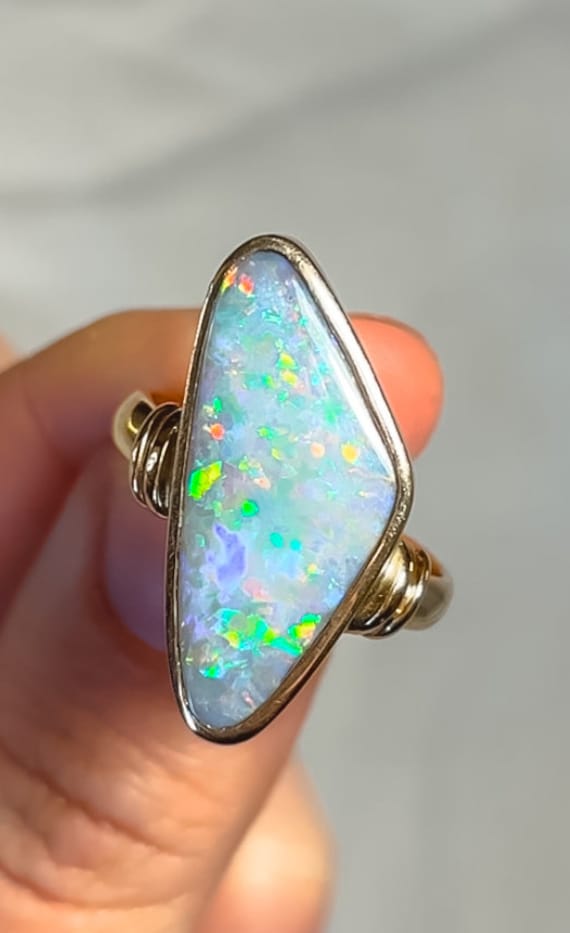 18ct Yellow Gold Solid Opal Ring - image 7