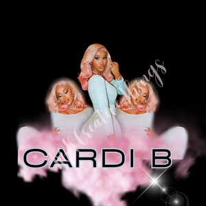 Peut inclure: Un nuage rose et blanc avec le texte "CARDI B" en lettres noires. L'image présente une femme aux cheveux roses portant une tenue bleu clair.