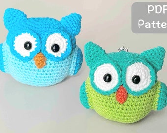 Op de afbeelding: Twee gehaakte amigurumi-speelgoed uilen. Eén is blauw en de andere is groen. Beide hebben witte ogen en oranje snavels. PDF-patroon.