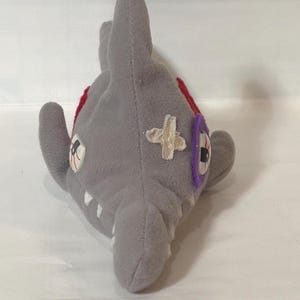 MEANIES - Series 1 - "Sledge" The Hammered Head Shark  9" - 1997 - The Idea Factory