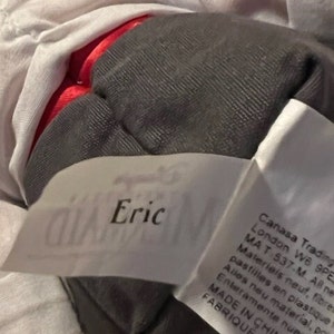 May include: A white tag with black text that reads "Eric" and "Canasa Trading London WB 9PE MAT-537-M. ABne Materiels neuf, fibre pastilles en plastique Alles neu material, polye Enteramente nuevo mater MADE IN CHINA/FABRIQUE EN CHINE HECO".