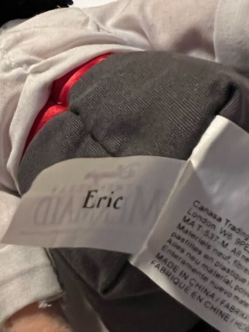 May include: A white tag with black text that reads "Eric" and "Canasa Trading London WB 9PE MAT-537-M. ABne Materiels neuf, fibre pastilles en plastique Alles neu material, polye Enteramente nuevo mater MADE IN CHINA/FABRIQUE EN CHINE HECO".