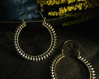 Créoles à pointes en laiton : bijoux tribaux bohèmes