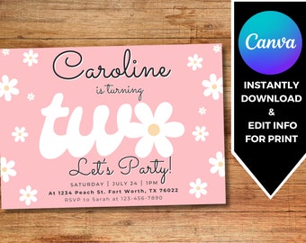 Könnte beinhalten: Rosa Einladung zu einer Geburtstagsfeier mit weißen Gänseblümchen und dem Text "Caroline wird zwei. Lasst uns feiern!" Samstag, 24. Juli, 13:00 Uhr. In der 1234 Peach St. Fort Worth, TX 76022. RSVP an Sarah unter 123-456-7890.