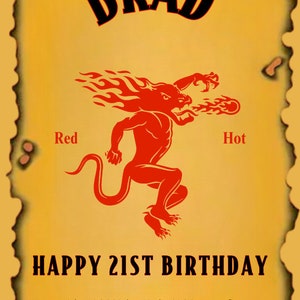 Pu&ograve; includere: Un biglietto di auguri di compleanno giallo e arancione con un'illustrazione di diavolo rosso e il testo "BRAD AUGURI PER IL TUO 21&deg; COMPLEANNO Alc. 100% vol. (100 gradi) INSERISCI TESTO PERSONALIZZATO"